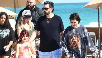 Kourtney Kardashian - Travis Barker - Scott Disick - Kourtney Kardashian’s Ex Scott Disick Plays With Their 3 Kids On The Beach In Miami — Photos - hollywoodlife.com - Miami - county Scott