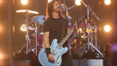 Dave Grohl Reveals He Has Hearing Loss: 'I've Been Reading Lips for 20 Years' - www.etonline.com