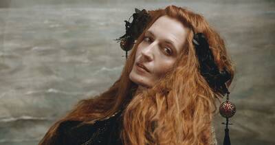 Florence + The Machine return with powerful new single King - www.officialcharts.com - Britain - county Florence