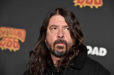 Dave Grohl Shares His Love For UFOs On ‘Hot Ones’ - etcanada.com