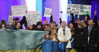 Hundreds including Man City star turn out for Ukraine vigil as darkness falls in our city centre - and Manchester Central Library is bathed in blue and yellow - www.manchestereveningnews.co.uk - Manchester - Ukraine - Russia - county Arthur