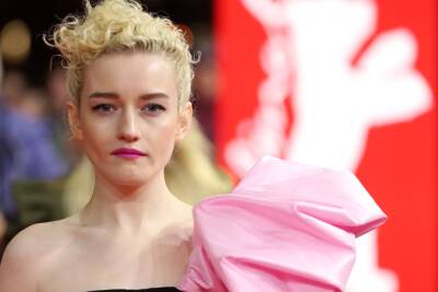 Ruth Langmore - Julia Garner Thinks Anna Delvey And Ruth Langmore Could Be ‘Best Friends’ - etcanada.com