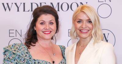 Inside Holly Willoughby’s relationship with sister Kelly who is branded her ‘twin’ - www.ok.co.uk