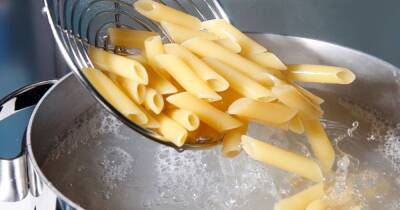 Woman shares genius way to properly cook pasta without water overflowing - www.ok.co.uk - Italy
