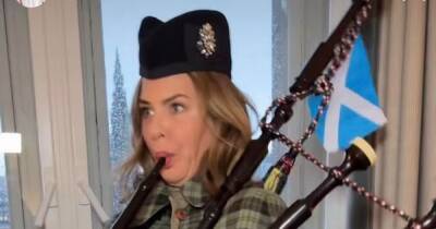 Fashion guru Trinny Woodall tries out the bagpipes during a visit to Scotland - www.dailyrecord.co.uk - Scotland