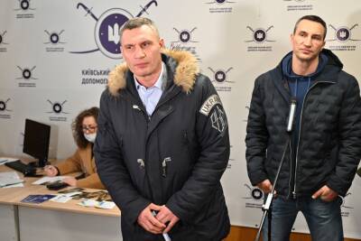 Ukrainian Boxing Icons Vitali Klitschko And Brother Wladimir Klitschko Say They Will Take Up Arms To Defend Kyiv From Russian Invasion: ‘I’ll Be Fighting’ - etcanada.com - Britain - Ukraine - Russia - Soviet Union