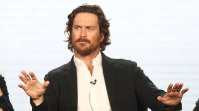 Oliver Hudson Posts Video of Himself Experiencing Intense Anxiety After Stopping Medication - www.etonline.com