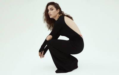 Banks announces new album ‘Serpentina’, shares anthemic single ‘Holding Back’ - www.nme.com