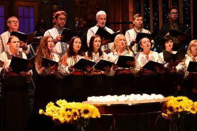 ‘Saturday Night Live’ Opens Show With Powerful Tribute To Ukraine - etcanada.com - New York - New York - Ukraine - Russia - Choir
