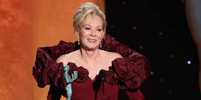 Jean Smart Wins for Best Female Actor in a Comedy Series at SAG Awards 2022 - www.justjared.com - Santa Monica