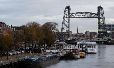 A Dutch port city is dismantling a historic bridge for Jeff Bezos’ superyacht to pass through - us.hola.com - France - city Sanchez - Netherlands