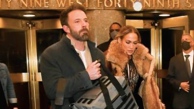 Jennifer Lopez - Ben Affleck - Ben Affleck Helps Jennifer Lopez With Her Bags as They Take Their Romance to NYC - etonline.com - New York