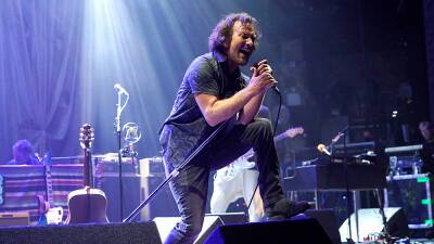Eddie Vedder Throws Old-School Rock ’N’ Roll Party With New Friends: Concert Review - variety.com - New York