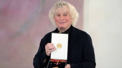 Conductor Simon Rattle receives Germany's highest honor - abcnews.go.com - Britain - Germany - Eu - Berlin
