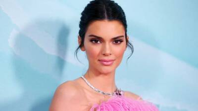 Kendall Jenner Wipes Out While Snowboarding in TikTok Debut - www.etonline.com - Los Angeles