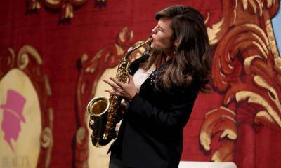 Jennifer Garner proudly plays the saxophone during Hasty Pudding’s Woman of the Year ceremony - us.hola.com - state Massachusets - Washington - Washington
