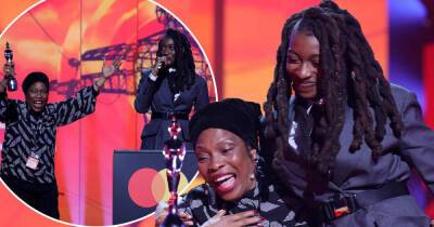 Maya Jama - Brit Awards - Mo Gilligan - BRIT Awards 2022: Little Simz collect her gong with her excited mum - msn.com