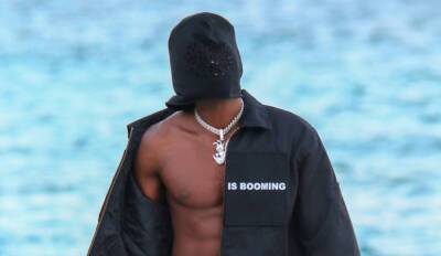 NFL Star Antonio Brown Channels Friend Kanye West While Going Masked at the Beach (Photos) - www.justjared.com - Miami - Florida - county Bay - city Tampa, county Bay