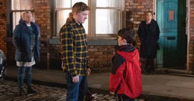 Corrie fans go wild over travel blunder as Chesney rushes to airport for Joseph - www.ok.co.uk - Britain - Portugal