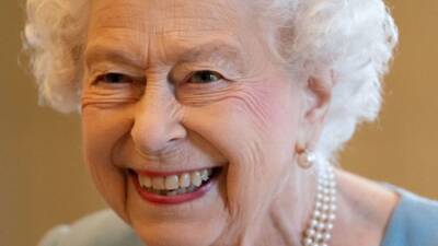 Boris Johnson - queen Elizabeth - Windsor Castle - Ii Queenelizabeth - Queen Elizabeth Is Seen for the First Time Since COVID Diagnosis, Returns to Virtual Duties - etonline.com - Britain - Jordan - Ukraine - Russia - Chad - Andorra - city Windsor