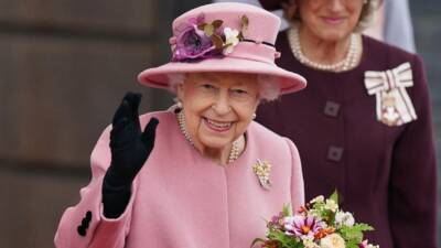 British queen holds virtual audiences after COVID symptoms - abcnews.go.com - Britain
