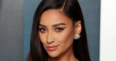 Shay Mitchell Uses a Surprising Product to Help Lift and Firm the Neck Area - www.usmagazine.com - Japan