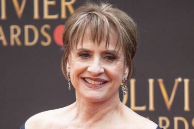 Patti LuPone Hit In The Head With Roses In Triumphant Return To The Stage After COVID Diagnosis - etcanada.com