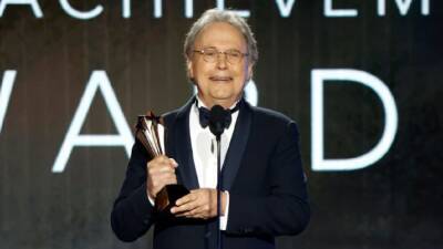 Billy Crystal Honored With Lifetime Achievement Award at 2022 Critics Choice Awards - www.etonline.com