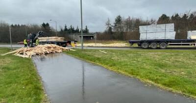 Lorry sheds load causing travel chaos closing major road through Grangemouth - www.dailyrecord.co.uk - Scotland