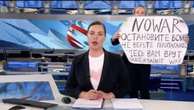 Antiwar Protester Storms Set Of State-Run Russian Newscast With Message “Don’t Believe The Propaganda” - deadline.com - Ukraine - Russia