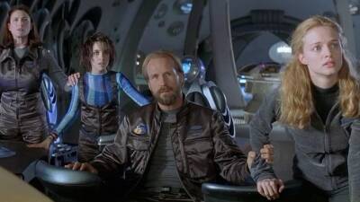 That Time I Hid From William Hurt on the Set of ‘Lost in Space’ – and How He Got All ‘Wiggy’ - thewrap.com