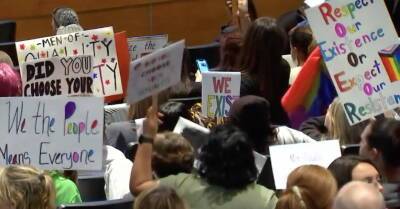 Huge Protest as Anti-LGBTQ Group Delivers ‘Alternative Viewpoint’ on Trans Youth at Minnesota School Board Meeting - www.thenewcivilrightsmovement.com - Minnesota - city Santos - county Becker