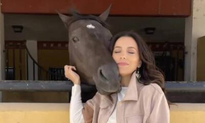 Eva Longoria spends time in Mexico and nuzzles up with a horse - us.hola.com - Mexico - Ukraine - city Santiago