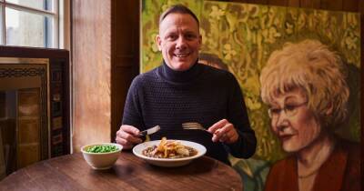 Sean Tully - Antony Cotton - Corrie's Antony Cotton tucks into Betty's famous hotpot after becoming guardian of secret recipe in her will - manchestereveningnews.co.uk - London