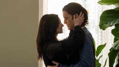 How to Watch 'WeCrashed' Starring Anne Hathaway and Jared Leto - www.etonline.com