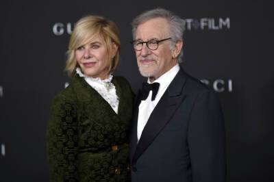 Steven Spielberg And Kate Capshaw Donate $1 Million To Ukraine Relief - deadline.com - Ukraine - Poland - county Cross - Moldova