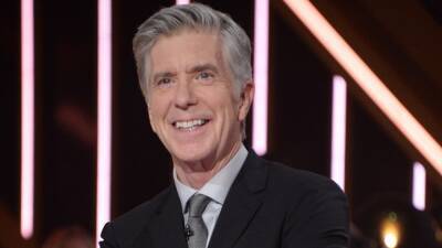 Tom Bergeron Shadily Reacts to 'Dancing With the Stars' Executive Producer Andrew Llinares' Exit - www.etonline.com