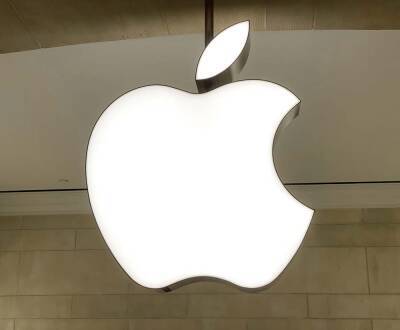 Apple Stops Selling Its Products In Russia In Response To Invasion Of Ukraine - deadline.com - Ukraine - Russia - county Cook