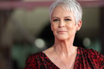 Jamie Lee Curtis On The ‘Genocide Of Natural Beauty’ And Why She Tries To Avoid Looking In Mirrors - etcanada.com