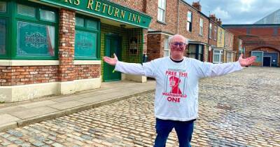 "I'm a Corrie superfan and I travel for hours to thank the soap's stars" - www.manchestereveningnews.co.uk - Manchester