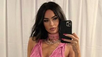 Megan Fox Just Wore a Pink Knit Crop Top and Mini Skirt Set to a Machine Gun Kelly Concert - www.glamour.com - parish Red River