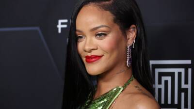Rihanna Just Paired a Cool T-Shirt With Low-Rise Jeans: ‘Preggo AF’ - www.glamour.com
