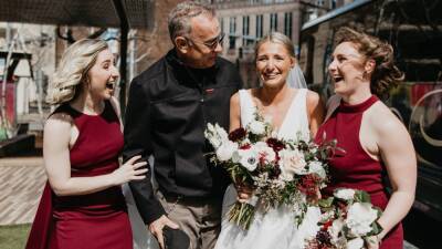 Tom Hanks Just Photobombed a Bride's Wedding Photos—and You Need to See the Pics - www.glamour.com - USA - Sweden