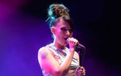 Woman arrested for manslaughter after death of Kathleen Hanna’s vocal coach - www.nme.com - New York - New York