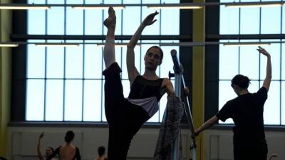 Ukrainian, Russian refugee dancers find help in Berlin - abcnews.go.com - Brazil - Ukraine - Russia - Germany - Berlin