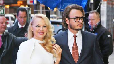 Roxie Hart - Pamela Anderson - Tommy Lee - Pam Anderson - Pam - Pam Anderson Looks Stunning In High-Slit White Gown On The Arm Of Son Brandon In NYC - hollywoodlife.com - Chicago