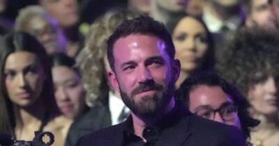 Ben Affleck supports J-Lo with kids in tow as she delivers iconic awards performance - www.ok.co.uk
