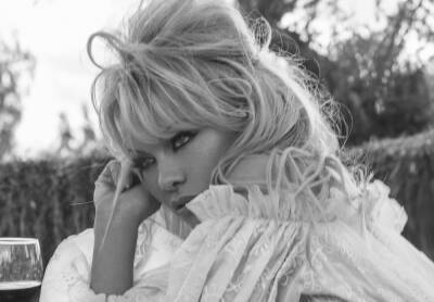 Pamela Anderson - Tommy Lee - Pamela Anderson Says It’s Time To Share Her ‘Empowering Story’ With The World - etcanada.com - county Hart - county Anderson - city Chicago, county Hart