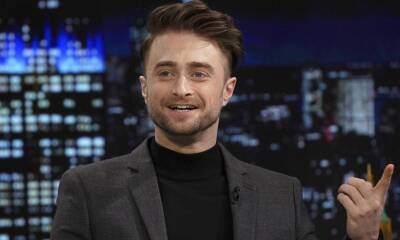 Why Daniel Radcliffe wanted to grow his own mustache for Weird Al biopic: ‘Real mustache, fake hair’ - us.hola.com