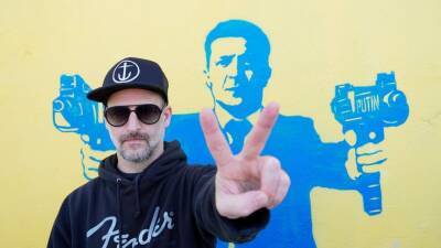 Spray-painting for Ukraine: Street artists show support - abcnews.go.com - Los Angeles - USA - California - Ukraine - Russia - Santa Monica